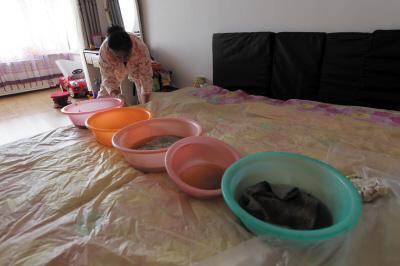 沙洋楼上漏水，住户失联，小区没物管，业主维权难！律师来支招……